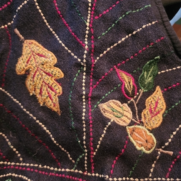 Embroidered Leaf Pattern Vest - Picture 3 of 7